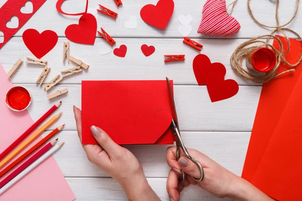 情人节一天手工制作剪贴簿背景，剪切和粘贴的心卡 — 图库照片