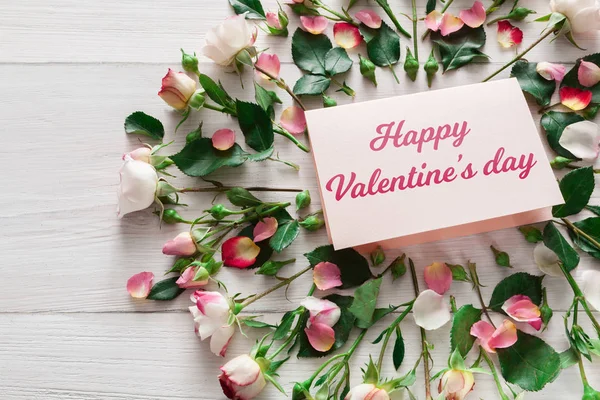 Valentinstag Hintergrund, Herzen, Karte und Blumen auf weißem Holz — Stockfoto