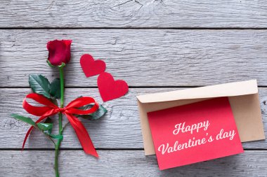 Sevgililer günü arka plan, kalp, kart, ahşap üzerine gül çiçek