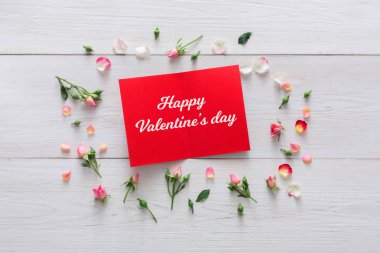 Sevgililer günü arka plan, kağıt kartı ve ahşap beyaz çiçekler
