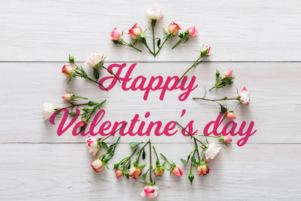 Sevgililer günü arka plan, beyaz tahta üzerinde çiçekler daire