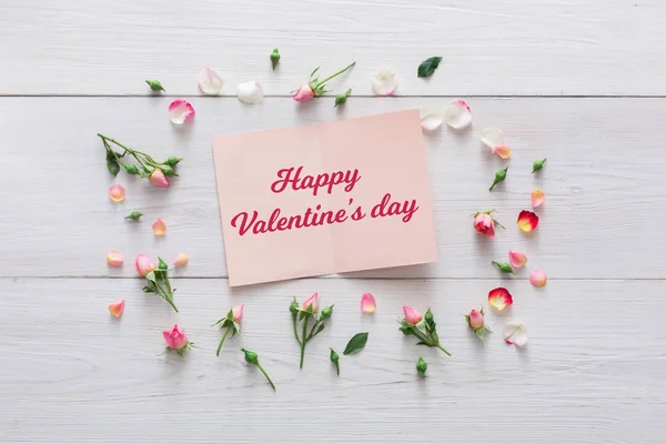 День Святого Валентина фон, паперова листівка та квіти на білому дереві — стокове фото
