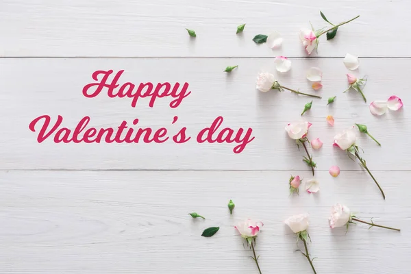 Valentinstag Hintergrund, Blütenblätter und Blumen auf weißem Holz — Stockfoto