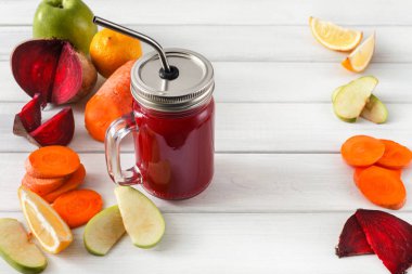 Doğal detoks pancar smoothie maddeler üzerinde beyaz tahta arka plan ile