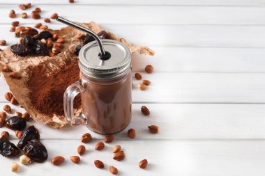 Beyaz arka plan üzerinde doğal detoks çikolata smoothie maddeler