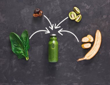 Siyah arka plan üzerine doğal detoks yeşil smoothie maddeler