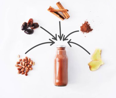 Beyaz arka plan üzerinde izole doğal detoks çikolata smoothie maddeler