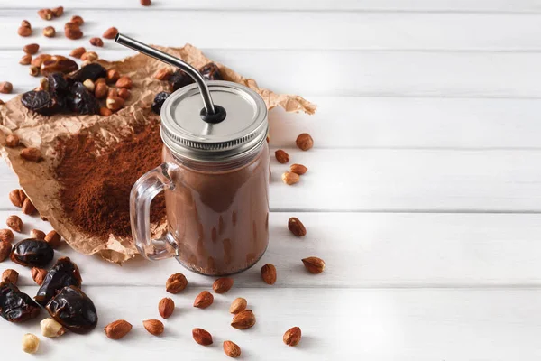 Beyaz arka plan üzerinde doğal detoks çikolata smoothie maddeler