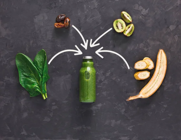 Siyah arka plan üzerine doğal detoks yeşil smoothie maddeler