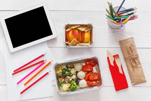 Healthy food, lunch in foil box on student table, diet — Stock Photo, Image