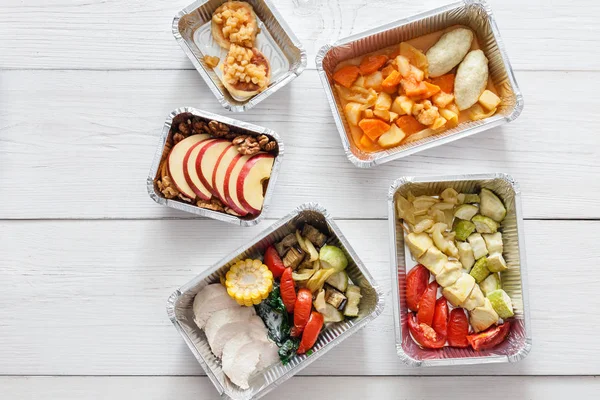 Comida saludable para llevar en cajas, vista superior a la madera — Foto de Stock