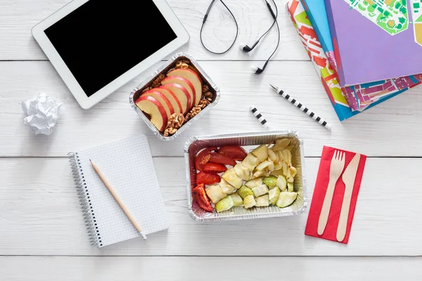 Здорова їжа, обід у фользі на студентському столі, дієта — стокове фото