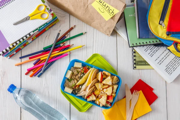 Zdravý školní oběd box na bílém pozadí, pohled shora — Stock fotografie