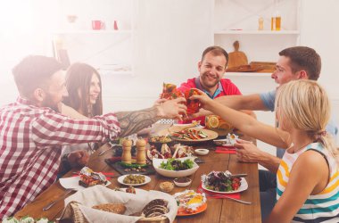 Şerefe, Festival tablo yemeğinde gözlük tıklatması söylerler