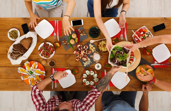 As pessoas comem refeições saudáveis no jantar de mesa servido — Fotografia de Stock