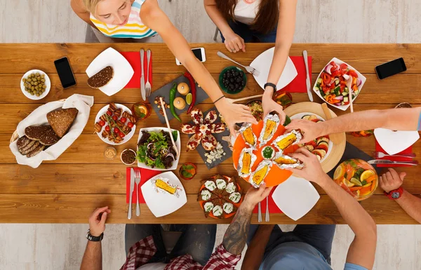 사람들이 제공된 테이블 디너 파티에 구운된 옥수수를 먹으십시오 — 스톡 사진
