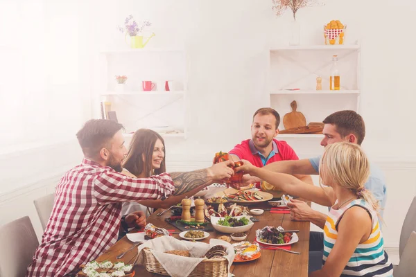 Folk siger skål clink briller på festligt bord middagsselskab - Stock-foto