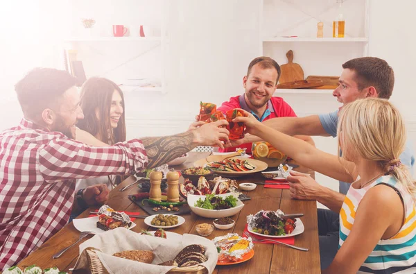 Mensen zeggen cheers clink bril op feestelijke tabel diner — Stockfoto