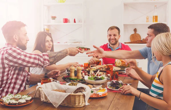 Ludzie jedzą zdrowe jedzenie kolacji świąteczny stół — Zdjęcie stockowe