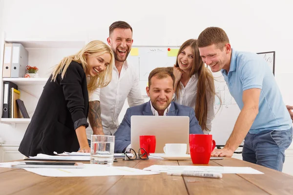 Feliz equipo de gente de negocios juntos se divierten en la oficina — Foto de Stock