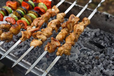 Sığır eti ve tavuk kebap. Taze et mangal, Barbekü