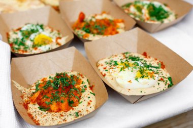 Sokak satıcıları Humus, aperatifler zanaat paket içinde closeup