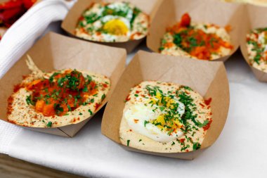 Sokak satıcıları Humus, aperatifler zanaat paket içinde closeup
