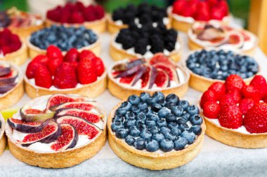 Açık havada çeşitli meyve ve meyve tart tatlı tepsi