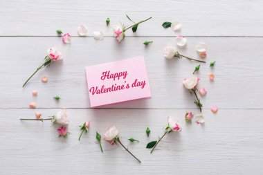 Sevgililer günü arka plan, kalp, kart, ahşap beyaz çiçekler