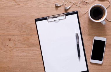 Mockup denetim listesi, not kağıdı ve ahşap zemin üzerine kahve için