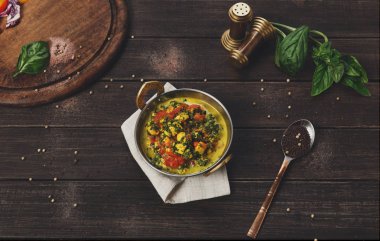 Vegan ve vejetaryen Hint Restoran yemek, baharatlı körili soya peyniri üzerinden