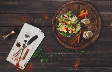 Vegan ve vejetaryen bir Hint restoranı tabak, taze sebze salatası