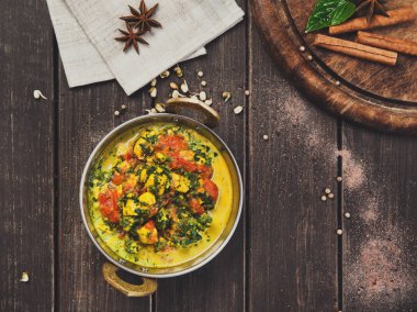 Vegan ve vejetaryen Hint Restoran yemek, baharatlı körili soya peyniri üzerinden