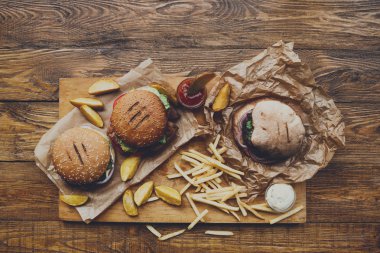 Fast food üstten görünüm götürün. Hamburger ve patates