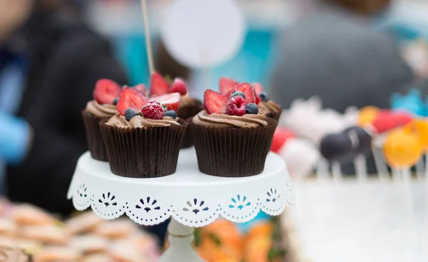 Hermosos cupcakes con bayas de primer plano en la mesa del banquete . —  Fotos de Stock
