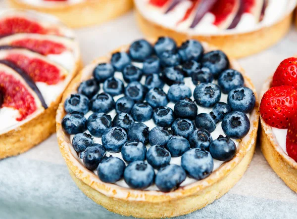 Vértes blueberry tart süteményes tálca válogatott — Stock Fotó