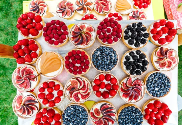 Frutas e tortas de bagas sobremesa sortidas vista superior fundo — Fotografia de Stock