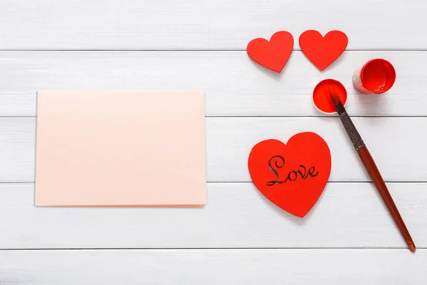 Valentine dag diy handgemaakte hart maken, top uitzicht op hout — Stockfoto