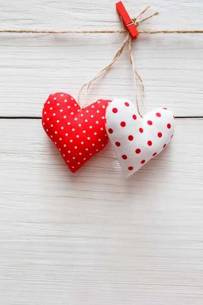 Valentinstag Hintergrund, Kissen Herzen Paar auf Holz, Kopierraum — Stockfoto