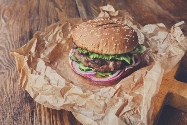 Класичний американський гамбургер, фаст-фуд на фоні деревини — стокове фото