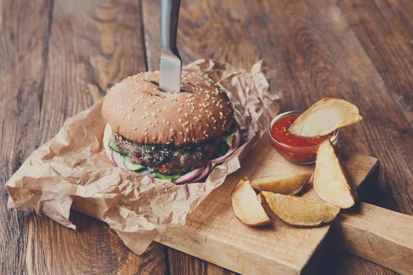 Fast Food auf dem Restauranttisch. Burger und Kartoffelkeile — Stockfoto