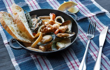 Deniz ürünleri güveç tencerede, İtalyan restoran mutfağı portre