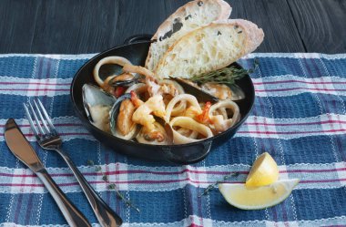 Deniz ürünleri güveç tencerede, İtalyan restoran mutfağı portre