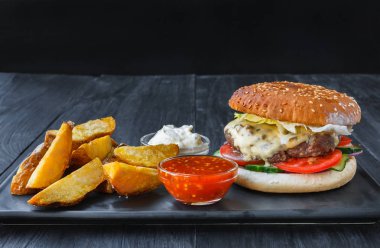 Fast food üstten görünüm götürün. Hamburger, sosisli ve patates