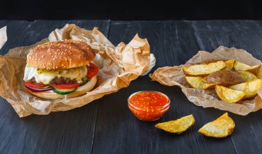 Fast food Restoran. Hamburger ve patates dilimleri