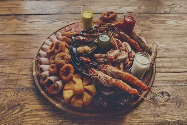 Bandeja de frutos do mar em fundo de mesa de madeira — Fotografia de Stock