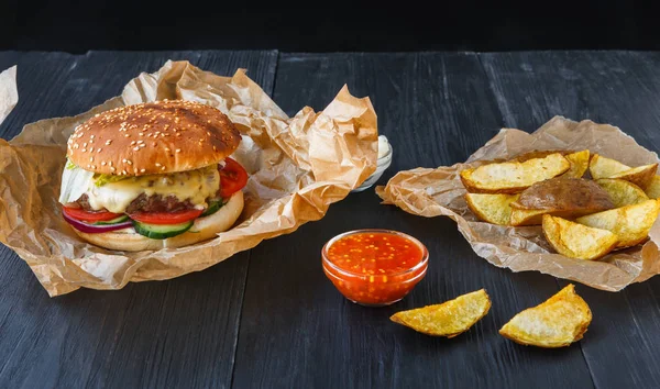 Fast food restaurant. Hamburger and fries wedges — Stock Photo, Image