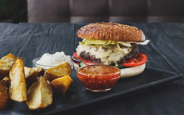 Fast food üstten görünüm götürün. Hamburger, sosisli ve patates
