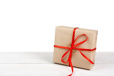 Kağıt üzerinde beyaz izole Noel tatil hediye kutusu sarılı