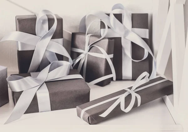 Элегантные подарки, подарочные коробки на белом фоне, крупный план — стоковое фото